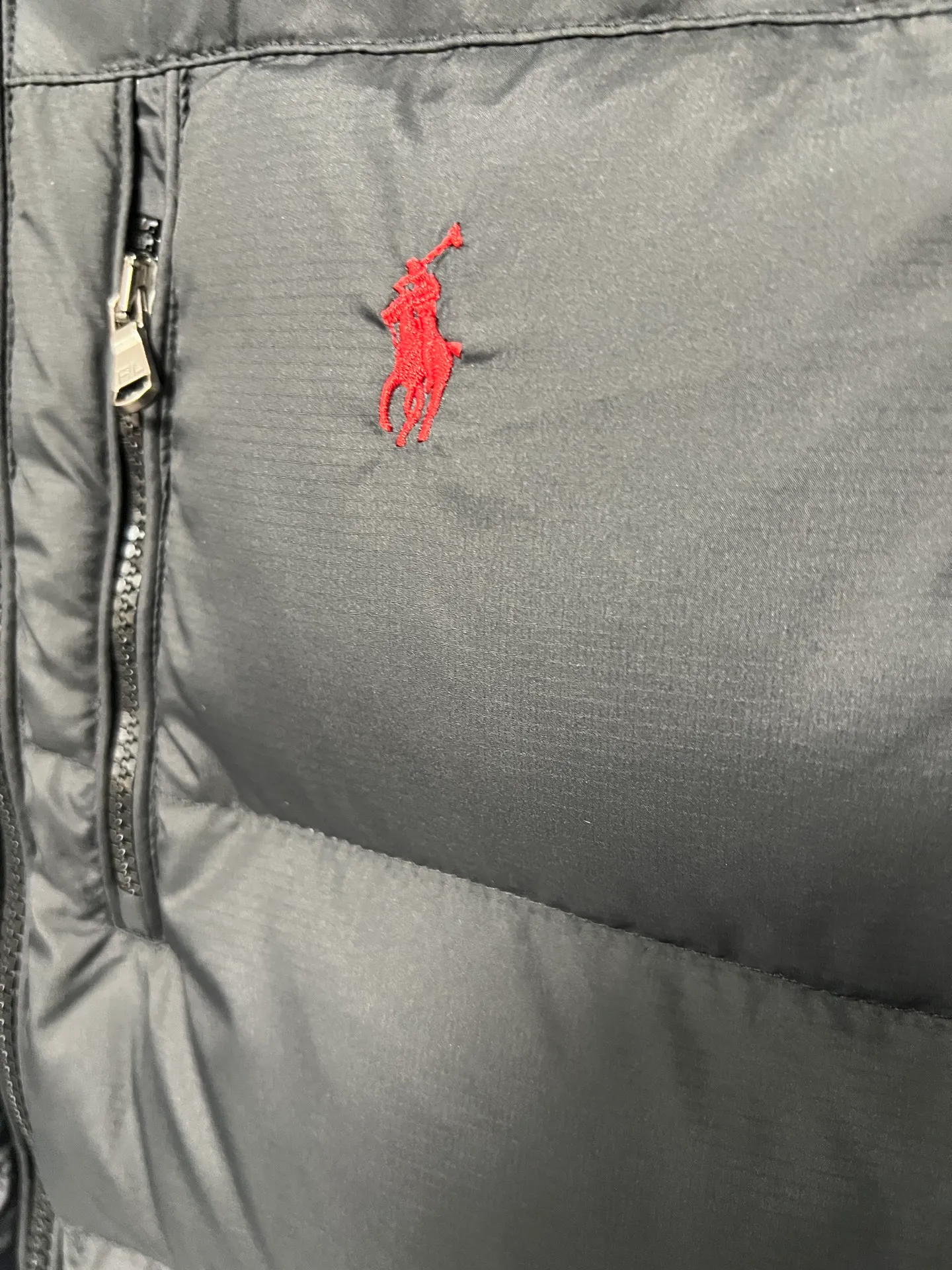 P840 RAH LAUREN Ralph Lauren's new autumn and winter model. Original top 40D waterproof fabric. The interior is made of nylon log double-layer sealing design. The upper body effect is comfortable and soft. The same style as the star. It is filled with 80 white duck down. It has good thermal insulation effect and is light and not heavy. The higher version can be compared at will. Three standards are complete. Color: black blue Size: S M L XL XXL